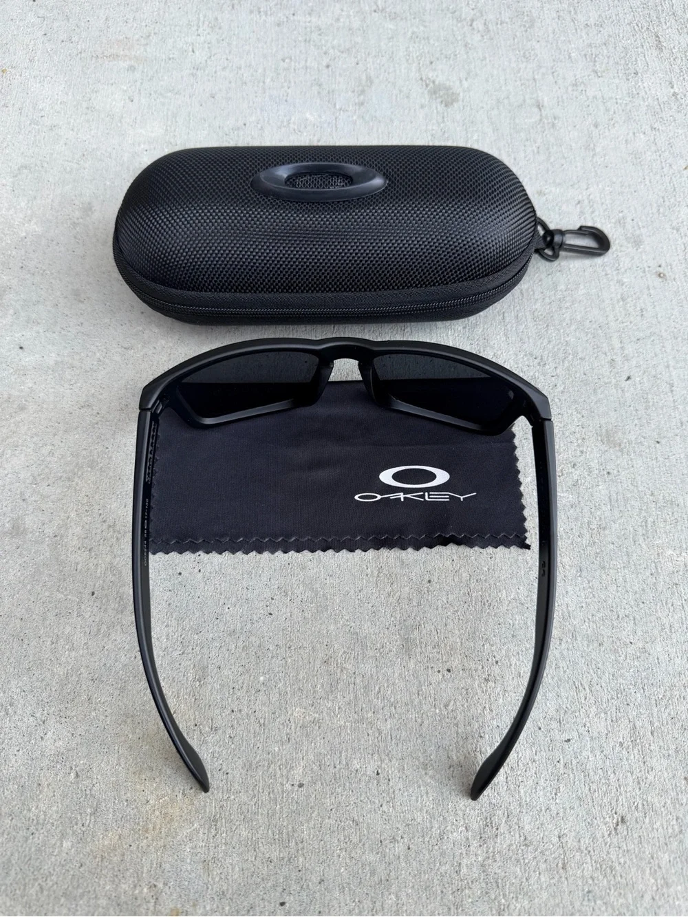 Oakley Holbrook Sunglasses Silver / Black Frame Polarized Iridium Prizm Lens